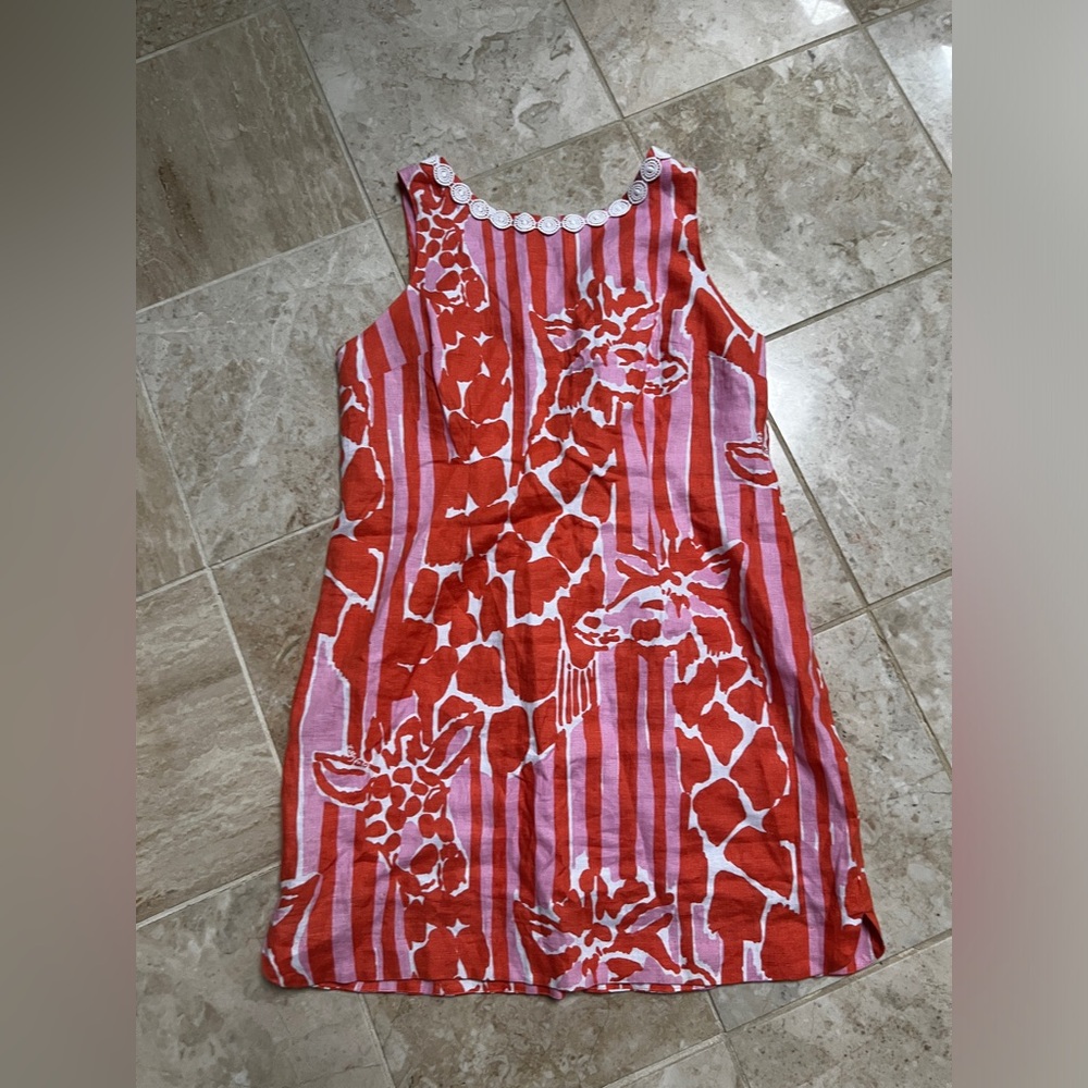 Lily Pulitzer shift dress, lightly worn! Cute print and pretty details on back